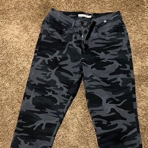 LEVI’S. Size 30. Women’s Camouflage Print Jeans. Gray & Black. VERY NICE.